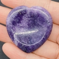 Masseur de pouce en lépidolite violette naturelle en forme de cœur avec finition lisse - 40x40x6mm / Lépidolite (N°17)