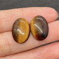 Deux pierres oeil de tigre naturelles avec taille cabochon ovale et effet chatoyant - 13x18mm / Œil de tigre