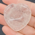 Pierre de massage en quartz clair en forme de cœur avec texture de glace naturelle - 40x40x6mm / Cristal blanc