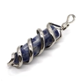 Pendentif pilier hexagonal en sodalite bleue enveloppé de fil argenté de style boho - Texture Bleu Blanc (Style Sodalite)
