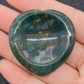 Pierre de cœur en agate mousse polie aux textures vert foncé et translucides - 40x40x6mm / Agate Mousse (N°25)