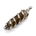 Pendentif pilier hexagonal en cristal brun avec fil argenté en spirale sur fond blanc - Beige