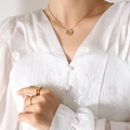 Elegante collana a rosa dorata con inserto in conchiglia e anelli sovrapponibili sottili - 39+5cm / Color Oro (P711)