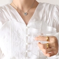 Collana con ciondolo rosa argento e anello trapuntato dorato indossati da una modella - 39+5cm / Color Acciaio (P711)