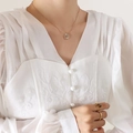 Collana con ciondolo a rosa, petali in smalto bianco e anelli d'oro su una modella - 39+5cm / Color Oro Rosa (P711)