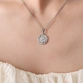 Collier vintage argenté avec pendentif pièce portrait de reine sur cou féminin - 39+5cm / Acier