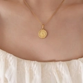 Collier français vintage en or 18 carats avec pendentif reine en relief sur une chaîne - 39+5cm / Or
