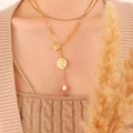 Collier double rang plaqué or 18 carats avec pendentif pièce et perle goutte d'eau - Couleur Or (Collier Double Couche)