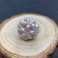 Makroaufnahme einer 18mm handgefertigten Perlenkugel aus rosa Süßwasserperlen - 18mm / Weiß