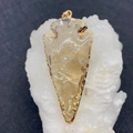 Colgante de punta de flecha en piedra natural con borde dorado sobre cristal blanco - Amarillo Claro (N.º 8)