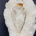 Colgante de piedra natural en forma de flecha con bordes dorados sobre cristal blanco - 20x35mm / Claro/Blanco (N.º 10)