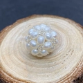 Detaillierte Makroansicht einer handgefertigten 18mm Perlenkugel aus echten Süßwasserperlen - 18mm / Lila