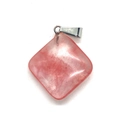 Colgante de piedra cuadrada rosa translúcida con cierre plateado sobre fondo blanco - Cuarzo Sandía