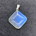 Colgante de piedra azul translúcida pulida con enganche de plata en tela gris - Ópalo