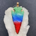 Colgante de punta de flecha con degradado verde azul rojo y borde de metal dorado - Degradado Verde Azul Rojo (N.º 4)