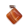 Colgante de piedra natural con forma de rombo, rayas naranjas y un cierre plateado - Ágata roja