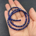 Tira de cuentas de piedra imperial azul oscuro en forma de disco plano para joyería - 3x4mm / Estilo 6 (Textura Azul Profundo)