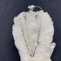 Colgante de punta de flecha en cristal natural con bordes y enganche en metal plateado - Claro con Borde Plateado (N.º 9)