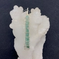 Macro-opname van handgemaakte zilveren draad hanger met groene natuursteen kralen binnen - Aventurine (No. 5)