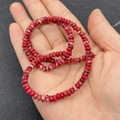 Detailopname van natuurlijke rood-witte platte ronde stenen kralen op een armband - 3x4mm / Stijl 10 (Rood Witte Textuur)
