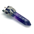 Makroaufnahme von Amethyst-Anhänger mit verzierter silberner Metallkappe aus Blatt - 25x58mm / Amethyst