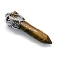 Detailansicht eines Tigerauge-Sechskantprismas mit dekorativer silberner Metallkappe - 25x58mm / Tigerauge