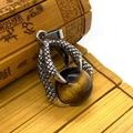 Antik-silberner Drachenkrallen-Anhänger mit Tigerauge-Stein auf Bambus-Hintergrund - 25x36mm / Tigerauge