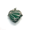 Dettaglio del medaglione con motivo floreale e pietra verde a forma di cuore - 31x32mm / Avventurina Verde