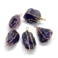 Fünf unregelmäßige Amethyst-Rohstein-Anhänger mit handgefertigter Golddraht-Wicklung - Amethyst(4859489144518) / bunt