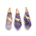 Tres colgantes irregulares de piedra natural morada con tapas doradas y aros de sujeción - Estilo Amatista Púrpura (1)