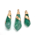 Tres colgantes de cristal verde natural con tapas doradas sobre fondo blanco - Estilo Textura Aventurina Verde