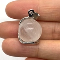 Pendentif boule en quartz rose avec attache en métal argenté tenu dans les doigts - 16x23mm / Cristal blanc