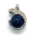 Silver lizard pendant holding a round blue sandstone bead with star-like glitter - Blue Sandstone / 22x28mm