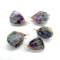 Handgefertigte, drahtumwickelte Natur-Fluorit-Kristallanhänger mit Gold-Metall-Finish - Fluorit-Stil (Nr. 2) / Violett-Grün