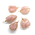 Fünf unregelmäßige rosa Kristall-Anhänger mit handgefertigter Golddraht-Wickeldekoration - Rosenquarz-Stil (4859489144520) / Rosa