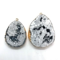 Macro-opname van twee druppelvormige natuurstenen druzy hangers met vergulde randen - Zilvergrijs (Nr. 3)