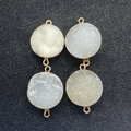 Detailopname van ronde natuurlijke kristallen hangers met vergulde randen en ringen - 21 x 29 mm / Wit