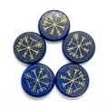 Flache runde Lapis-Lazuli-Perlen mit gold gravierten Wikinger-Vegvísir-Symbolen - 25mm Thick 5mm / Lapislazuli