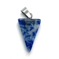 Dreieckiger blau-weißer Naturstein-Anhänger mit silbernem Metallverschluss für Ketten - Blauer Sodalith Dreieck-Anhänger / Blaupunktstein