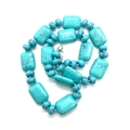 Collier en perles style turquoise bleu ciel avec perles rectangulaires et fermoir en métal - Turquoise Bleue