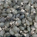 Macro detail van ovale labradoriet hangers met zilveren kapjes en blauwe glans - Labradoriet