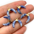 Pendentifs demi-lune motif marbre bleu et blanc avec calottes dorées pour bijoux - Sodalite