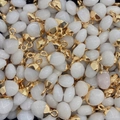 Macro-opname van kleine natuurstenen hangers met gouden metalen kapjes voor DIY-sieraden - Witte Jade Stijl / 8x14mm