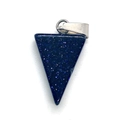 Sternenblauer Sandstein Dreieckanhänger mit silbernem Verschluss auf weißem Grund - Blauer Goldfluss Dreieck-Anhänger / Blauer Sandstein