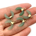 Pendentifs en aventurine verte en forme de lune avec embouts dorés posés sur la main - Aventurine Verte