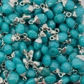 Macro-opname van ovale blauwe turkooizen hangers met zilveren sluitingen voor DIY-sieraden - Blauwe Chalcedoon