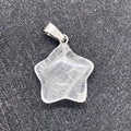 Colgante de estrella en cristal natural transparente con cierre plateado y fondo gris - Cristal de roca