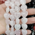 Detailansicht herzförmiger Rosenquarz-Perlen mit natürlicher rosa Steinstruktur - 16x16x8mm (~12 Stück/Packung) / Rosenquarz