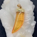Dettaglio di un pendente a corno ambra traslucido con cappuccio dorato su cristalli - 13x46mm / Arancio Ambra (N. 2)
