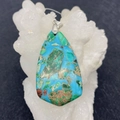 Pendentif goutte en turquoise polie avec fermoir argenté sur un amas de cristal blanc - N°1 (Bleu Ciel/Jaune Terre Texture)